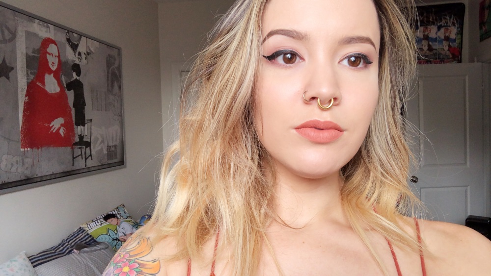 Model with gold septum ring