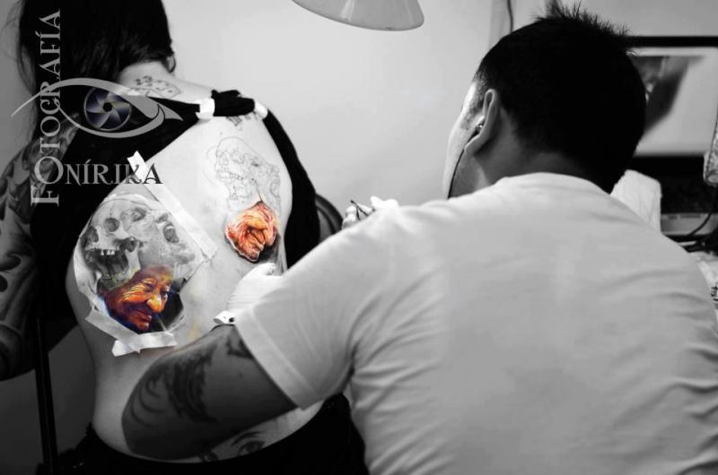 Photo of a Chilean Tattoo Artist Tattooing at a Tattoo Convention in Santiago, by Fotografia Onirika