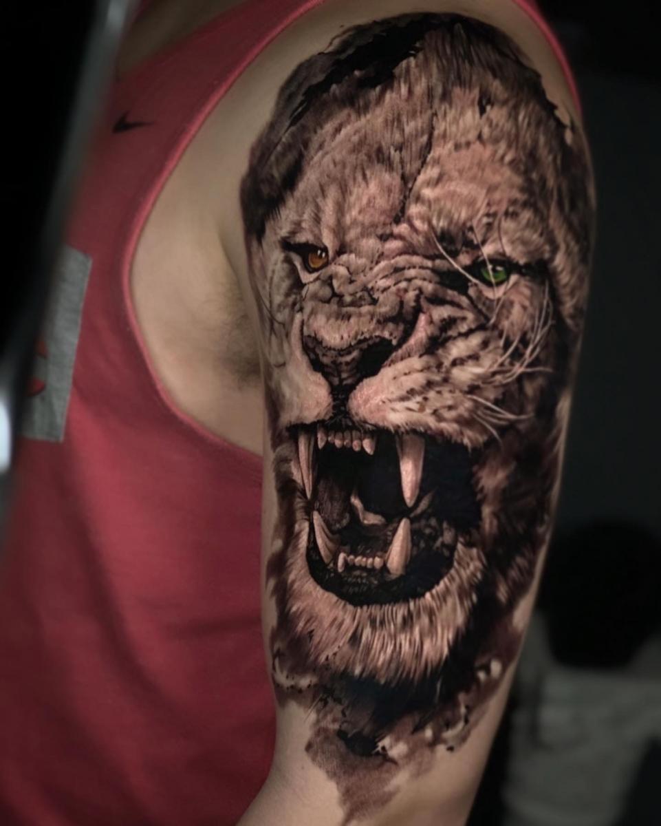 Lion tattoo by tattoo artist Bret Bloom