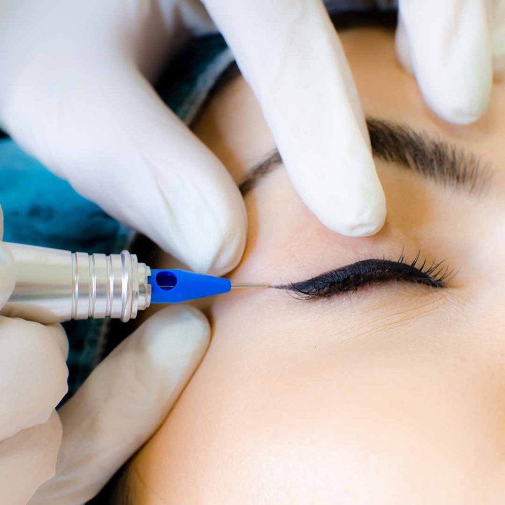 PMU client getting eyeliner done
